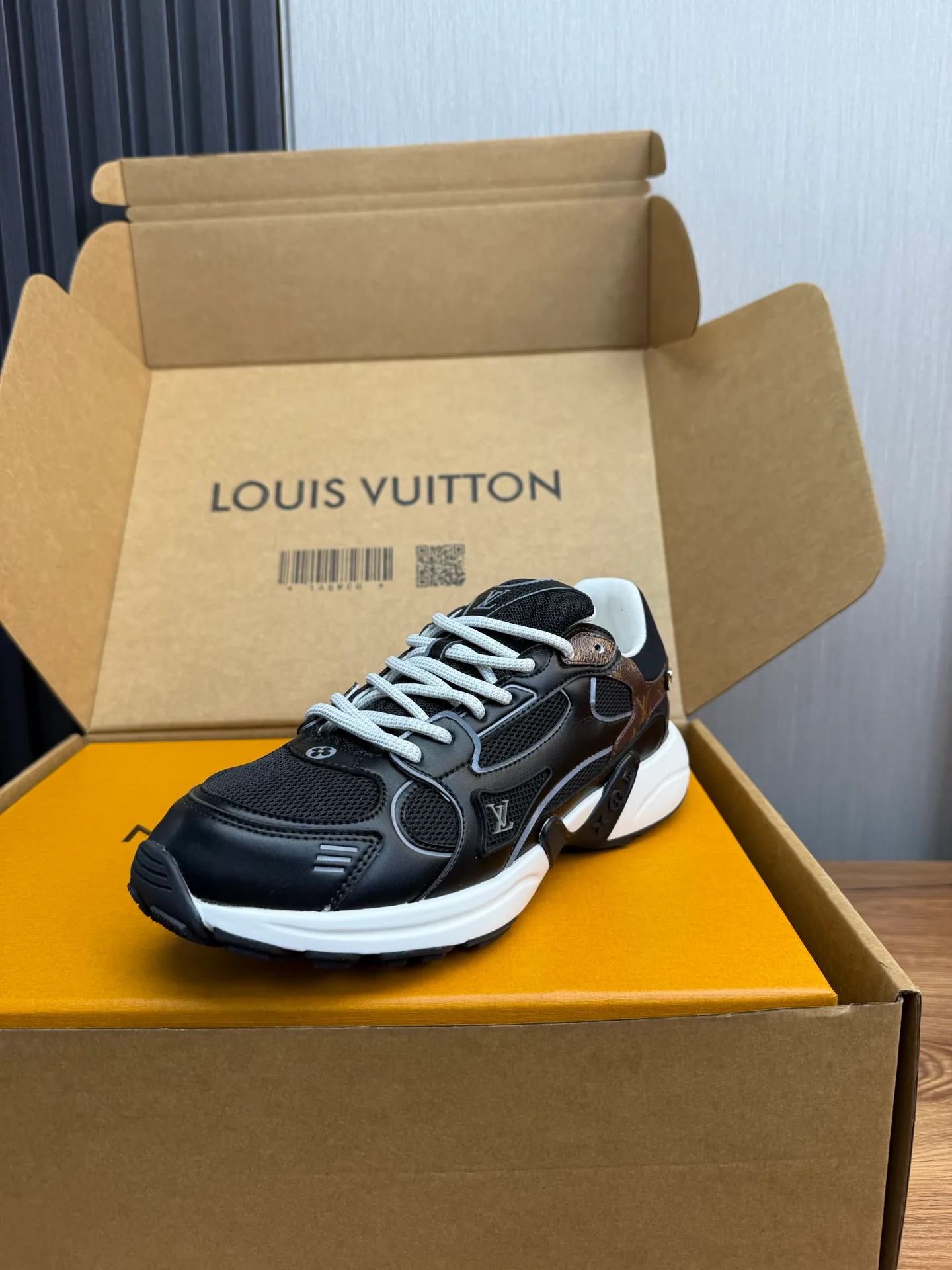 Men's shoes 💰600💰 🌈LV | Louis Vuitton 2025𝐬𝐬 🧡💚2025 spring and summer new style top version‼ ️The original version is the same. The counter specializes in the latest casual shoes. Hard goods are new🆕 🔥🔥🔥Top version: Couple model LV Louis Vuitton L House Donkey brand The latest Olympia series Couple model Silver Horn King Casual sneakers Running shoes This LV Olympia sneaker combines mesh fabric and metallic synthetic leather and other technical fabrics to reinterpret the classic running shoe design with a neat and simple design. Lightweight EVA outsole provides a stretchy fit. Rich details such as Monogram embossing and LV letters establish recognition. Exquisite packaging at the delivery counter 🛍📦 ▪️Fabrics: Original imported technical fabric + mesh ▪️Inner lining: Original customized breathable mesh ▪️Sole: Original molded rubber foam material ▪️Sole thickness: 3.5CM ▪️Size: 35--45 (customized for women 40 and men 45)